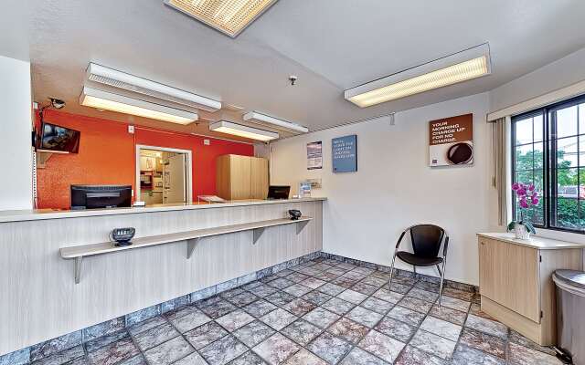Motel 6 Glenview, IL - Chicago North