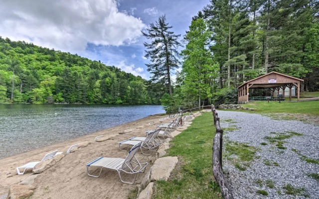 Rustic-chic Sapphire Home w/ Wraparound Decks