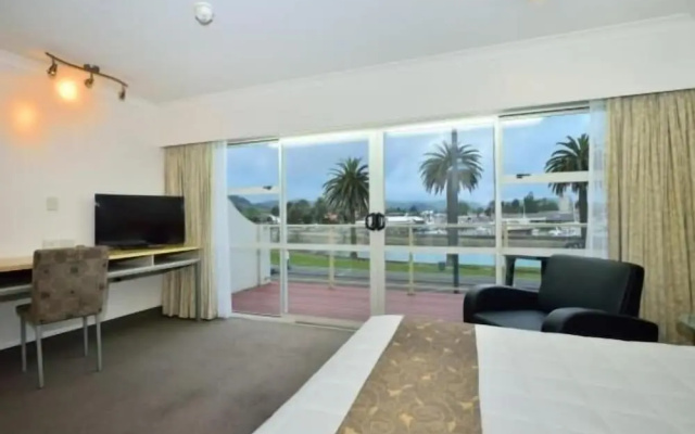 Senator Motor Inn