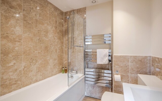 Luxury 1 Bedroom Apartment with Parking