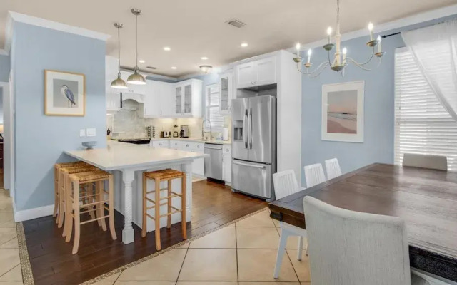 The Bluefin 6 Bedroom Home by RedAwning