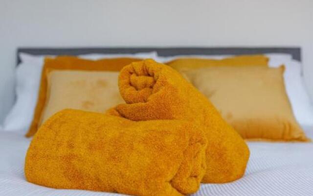 FLATZY - Modern Apartment Close to Football Stadiums