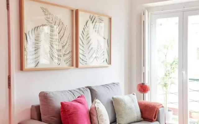 Sunny Renovated Apt With AC, By TimeCooler
