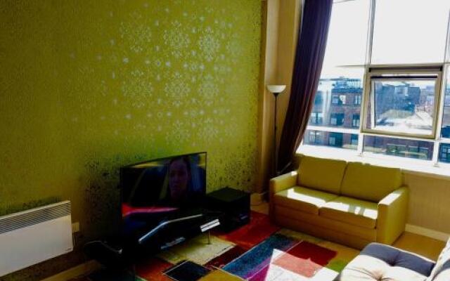 Glasgow City Center Flat with Parking