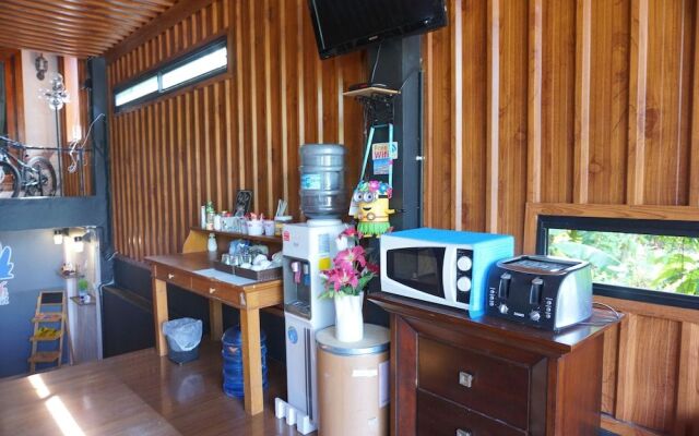 Near Beach Hostel - Adults Only