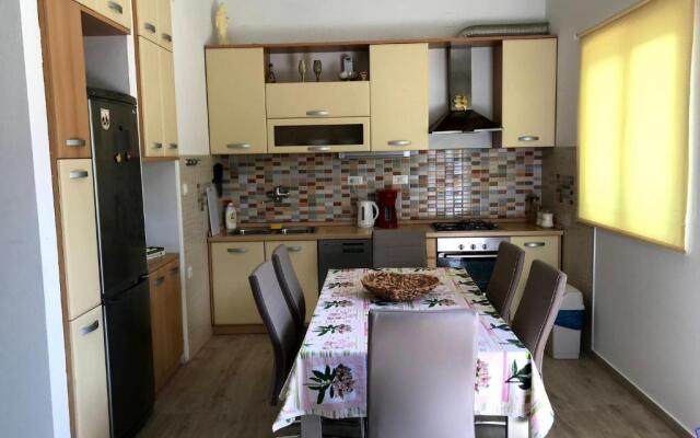 Family House LA - Krvavica