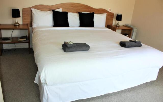 Owen River Tavern & Motels