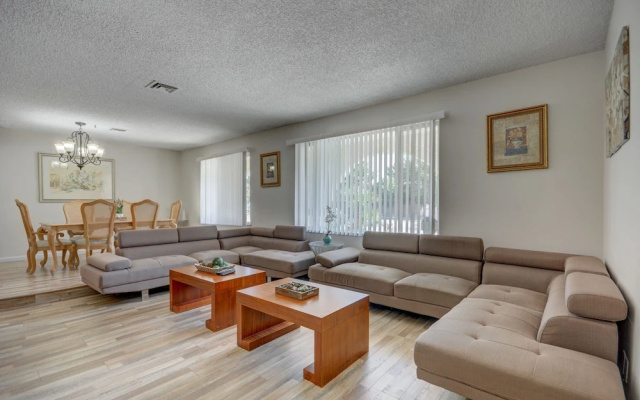 Luxurious 4BR House with Large Pool Near Strip