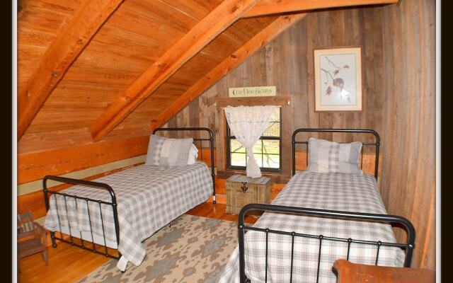 Logged Inn - 3 Br cabin by RedAwning