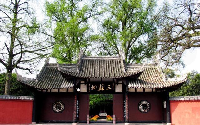 IU Hotel Meishan Sansuci Statue Square Zhuimeng City