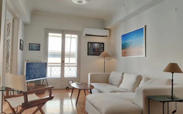 Stylish 1BR Apt With Retro Kitchen View Balcony