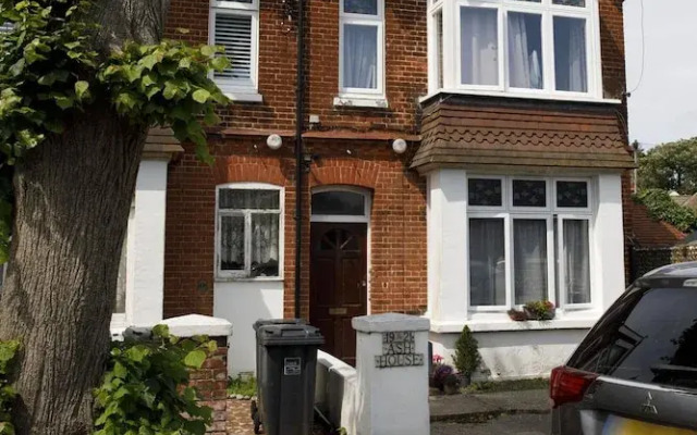 The Grove Apartment With Free on Street Parking