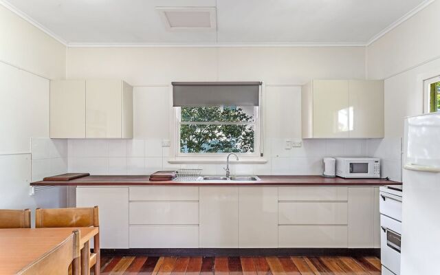 Government Road, 102