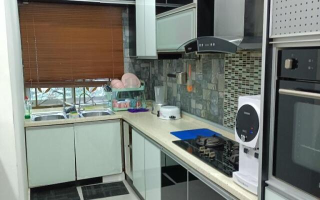 DKay SENDAYAN HOMESTAY 4 ROOMS