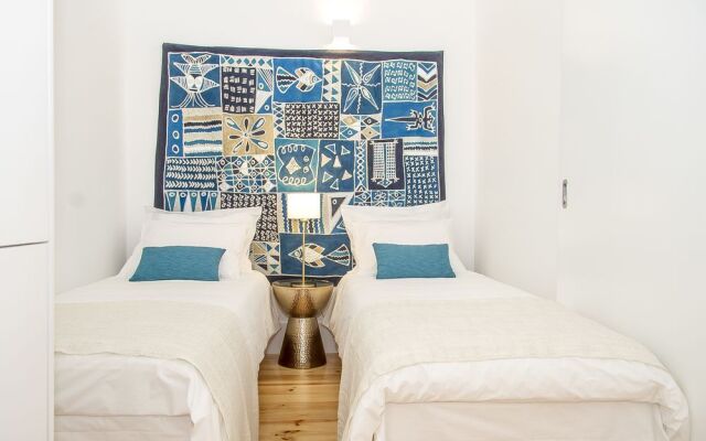 Liiiving in Porto-Blue Flower Apartment