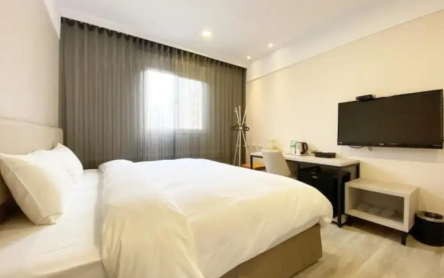 Gold Hotel
