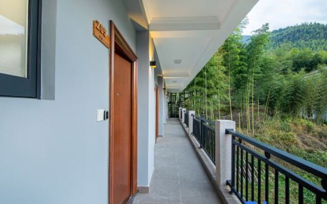 Mountain trips to the AutumnVilla (Anji Zhejiang North Grand Canyon Branch)