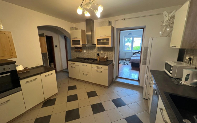 Priestranný dom v tichej časti mesta Levice.