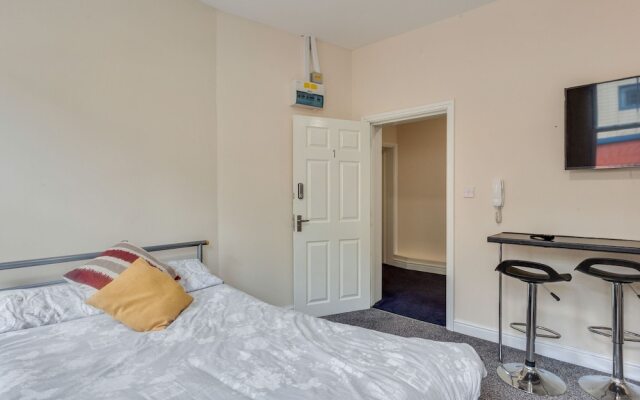 Tranquil Apartment in Coventry Near Skydome Arena