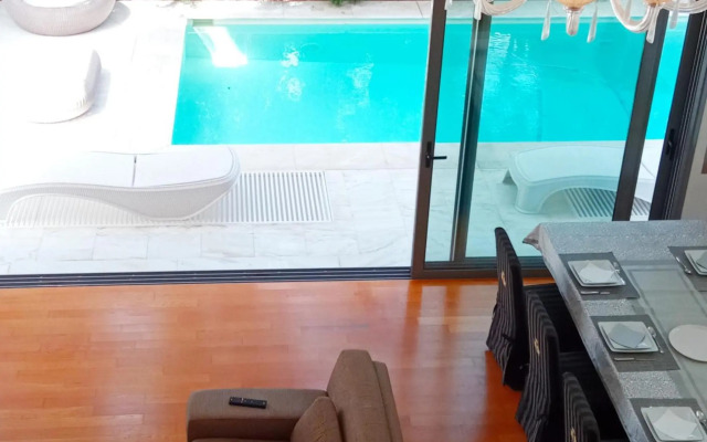 Ultra-Modern Living, Luxe 4BR with Private Outdoor Pool