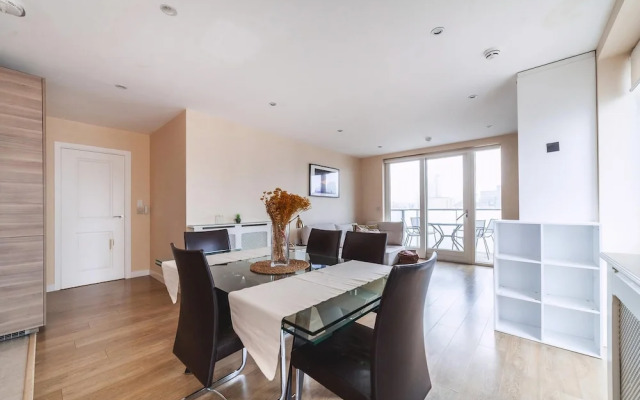 Cosy 2-bed Poplar Flat w/ City Views