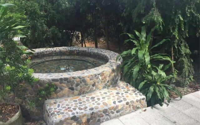 Lanrenyuanlin Hotspring Wooden House