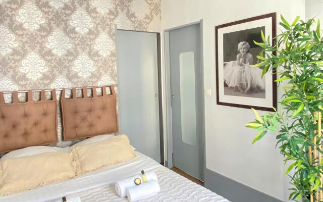 827 - Champ de Mars - Appartement parisien