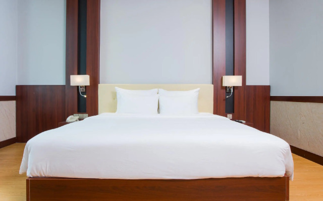 Van Phat Riverside Hotel