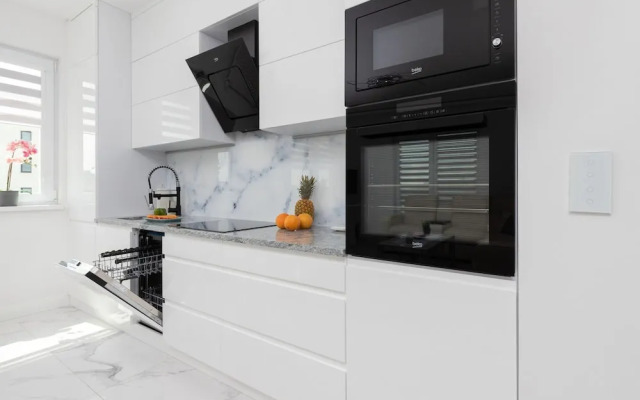 Spacious Bright Apartment by Renters