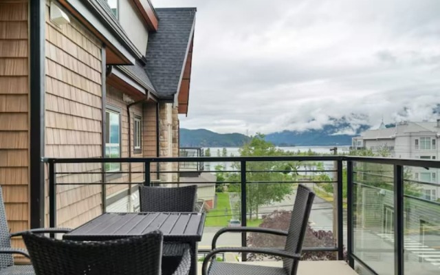 Modern 4BR Penthouse With Lake Views