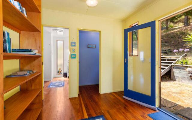 The Big Round Window - Raglan Holiday Home