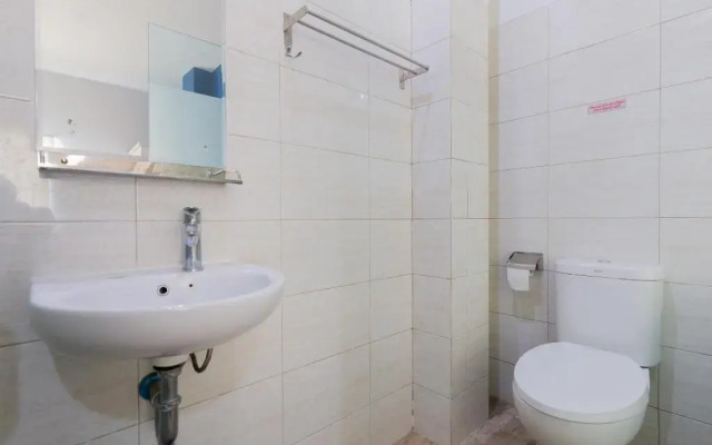 RedDoorz Plus near Living Plaza Jababeka