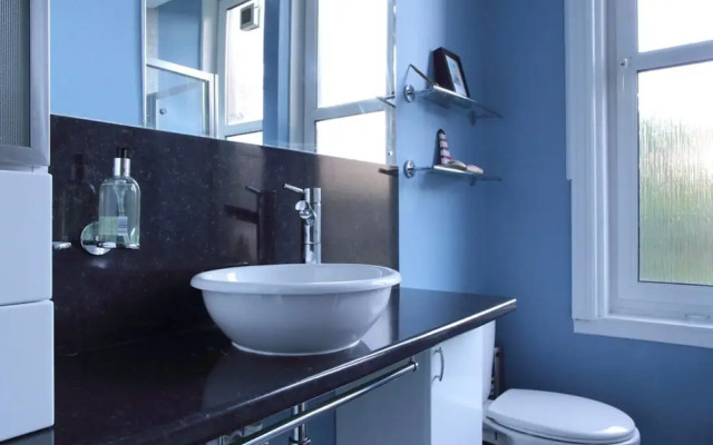 Central and Spacious 2 Bedroom Flat With Garden