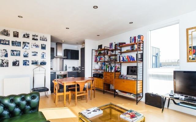 1 Bed Top Floor Flat near Shoreditch