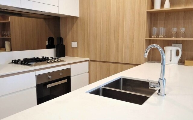 Luxury 1 Bedroom 1 Study With 1 Parking