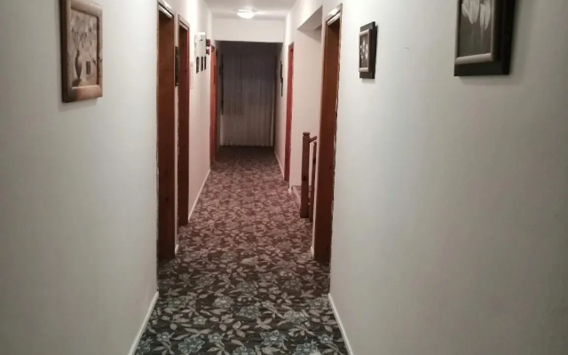 Arya Hotel