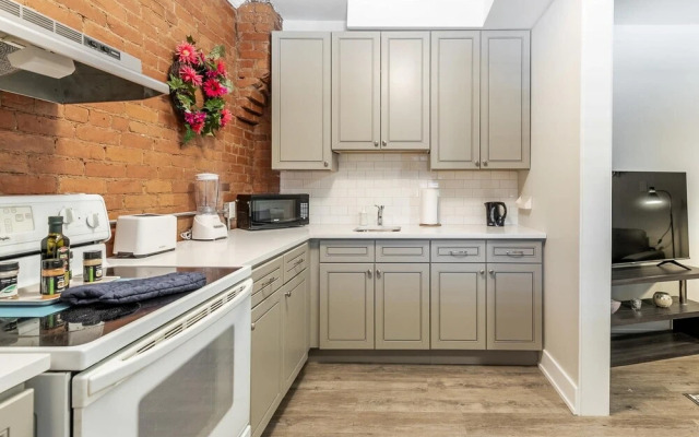 Upscale 2BR With King Bed-prime Location