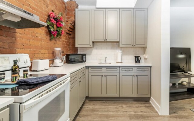 Upscale 2BR Apt w King Bed and Netflix