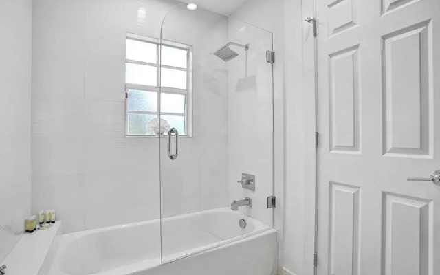 4BR Hollywood Beach Home with Pool
