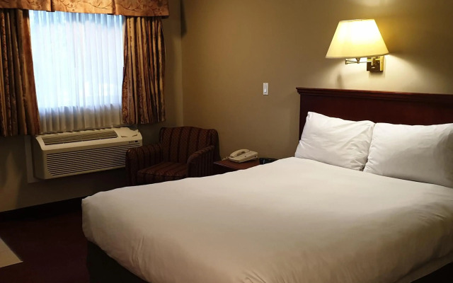 Riverland Inn & Suites