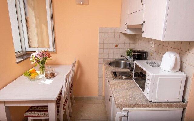 Nice Apartment in Podstrana With Wifi