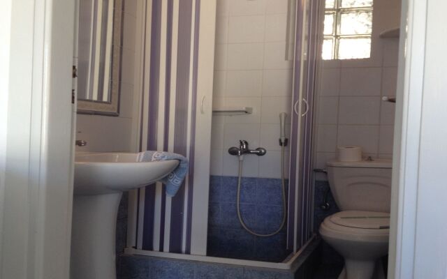 Adonis Hotel Studios & Apartments