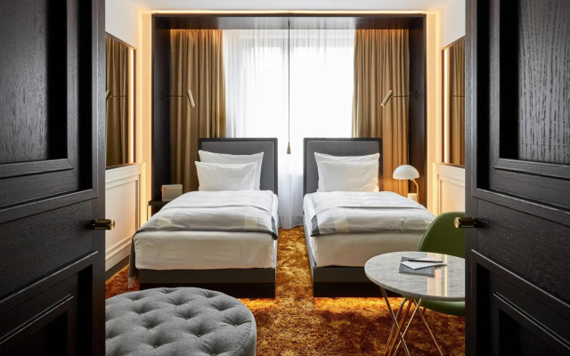 Roomers Munich, Autograph Collection