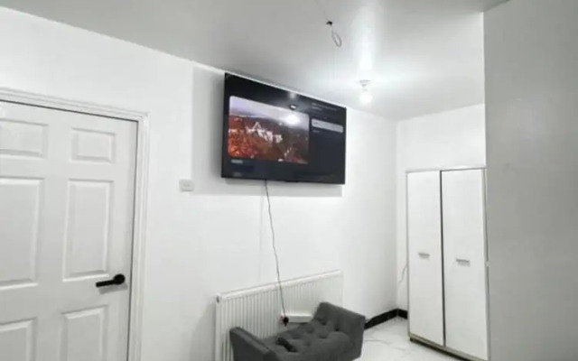 OYO Unique Guestroom - Farnworth, Easy Access to Bolton