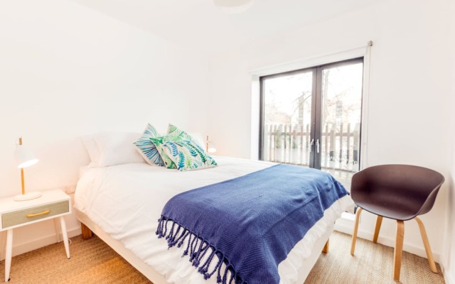 The Cliffside Chalet - Modern 3BDR Riverside Home
