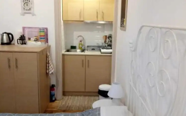 Modern ideally located studio apartment