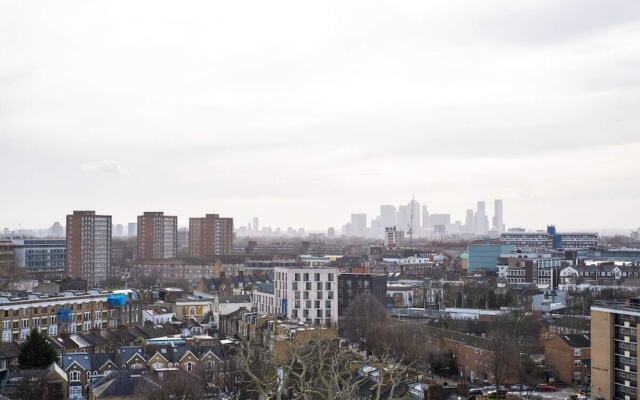 Chic & Contemporary Studio Apartment With Balcony in East London