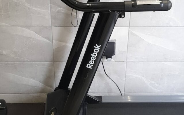 Private Hot Tub, Sauna, Ice Bath Gym Apartment