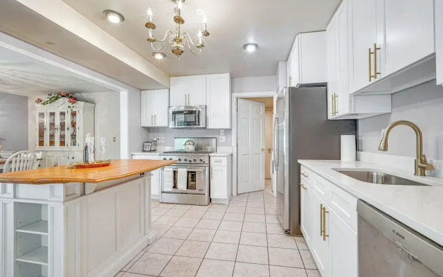 French-inspired Townhome 9 Mi to Saratoga Springs!