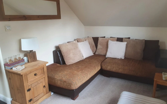 Cosy Village Apartment in Nottingham With Parking